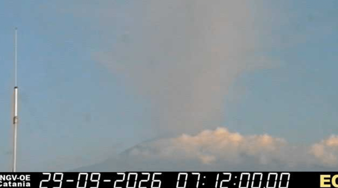 Etna, nube eruttiva alta 4 chilometri: voli sospesi fino alle 15 all’aeroporto di Catania
