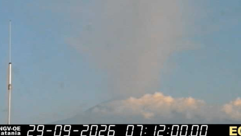 Etna, nube eruttiva alta 4 chilometri: voli sospesi fino alle 15 all’aeroporto di Catania