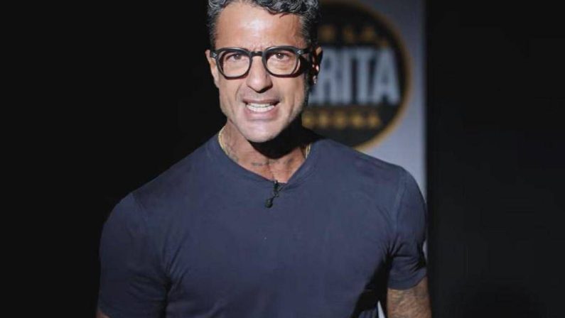 Fabrizio Corona entra in politica, lancia ‘Per la verità’: “Sono il nuovo Berlusconi, ma più bello”