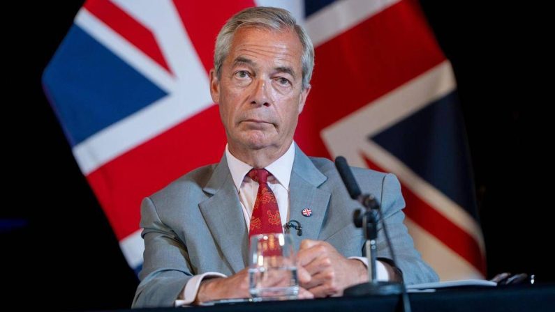 Sospetti finanziamenti illeciti, due dirigenti di Reform Uk si dimettono: Farage in piena bufera