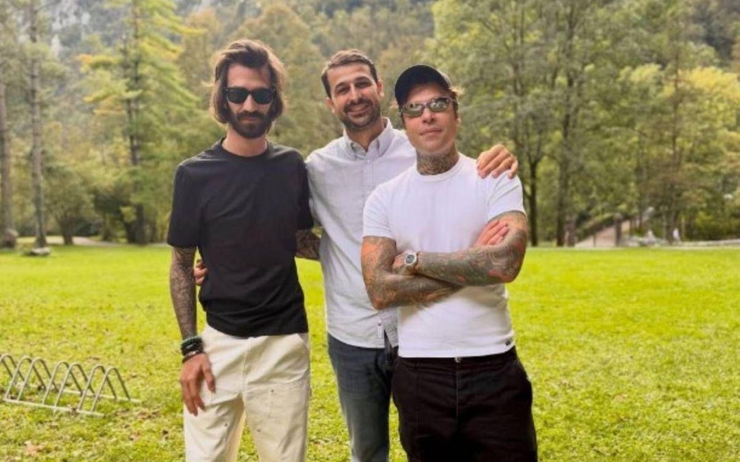 Fedez, vacanza in montagna con fidanzata e figlio. E spunta Leonardo Maria Del Vecchio