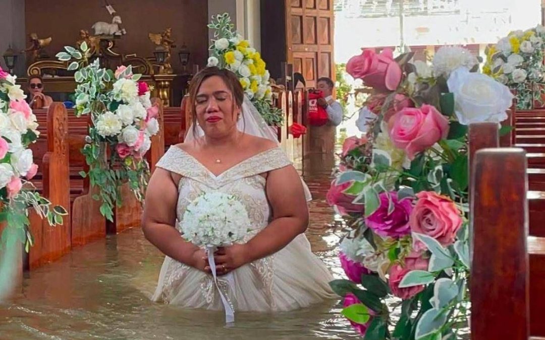 La chiesa è allagata ma il matrimonio ‘s’ha da fare’