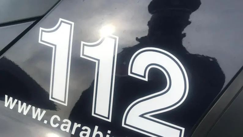 Giugliano, 32enne arrestato dopo aver picchiato l’ex davanti al figlio di 6 anni: «Papi no, papi no»