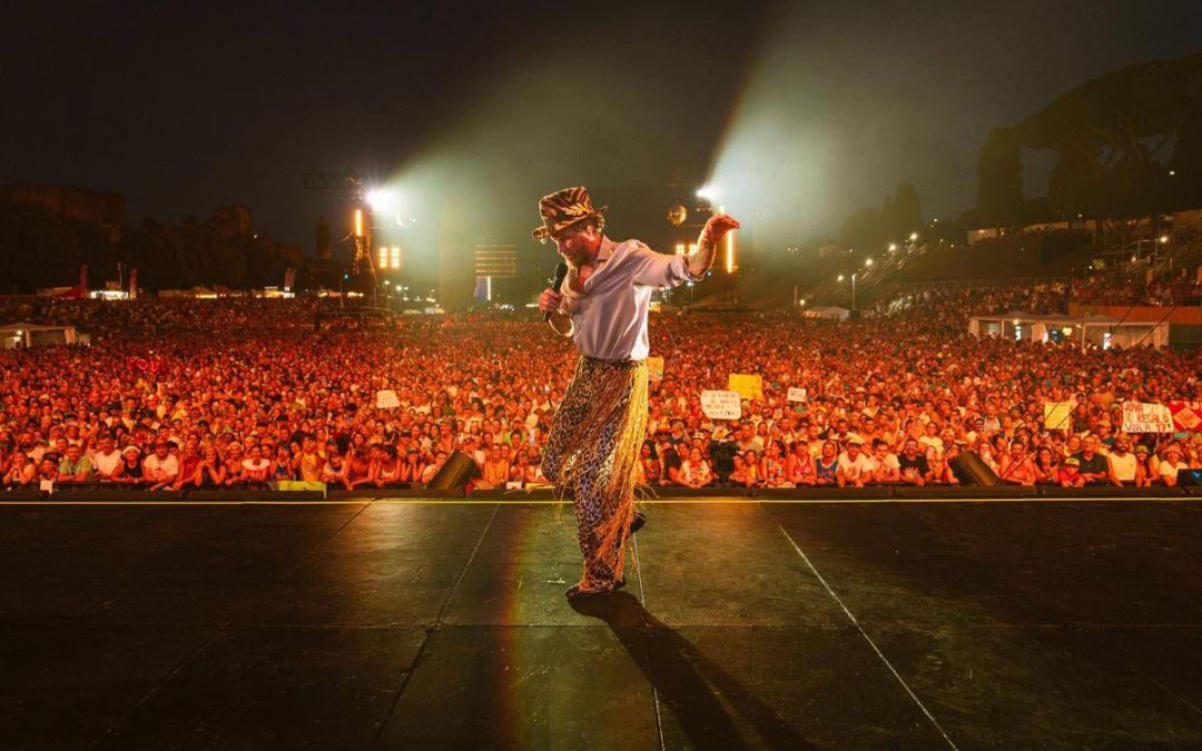 Jovanotti gladiatore col sorriso al Circo Massimo: “Il pessimismo è un lusso che non posso permettermi”