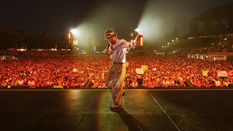 Jovanotti gladiatore col sorriso al Circo Massimo: “Il pessimismo è un lusso che non posso permettermi”