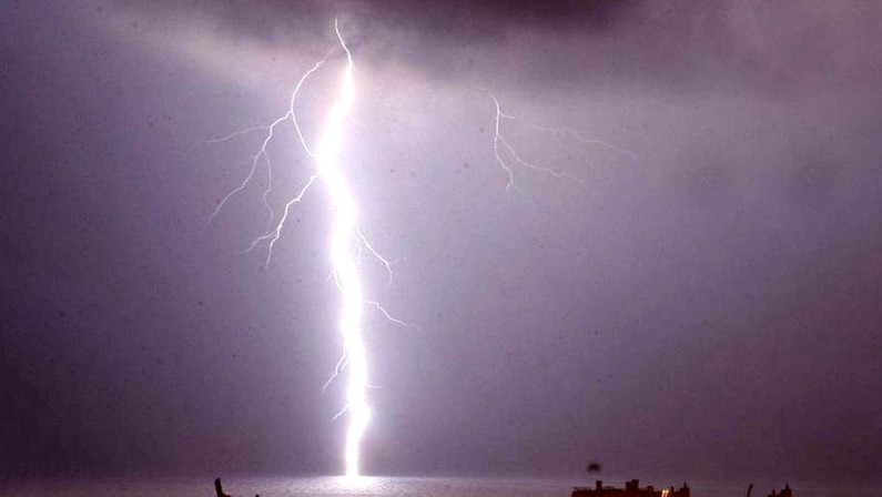Meteo, ecco i temporali: giù le temperature ma nel weekend torna già il sole