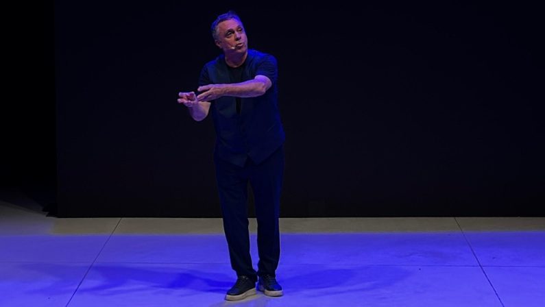 Risate e applausi a Cerisano: Gabriele Cirilli conquista il Festival delle Serre