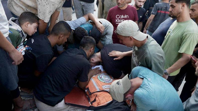 Edificio crolla nella notte a Gaza, almeno 11 morti: “50 bambini tra le 100 persone intrappolate, stavano dormendo”