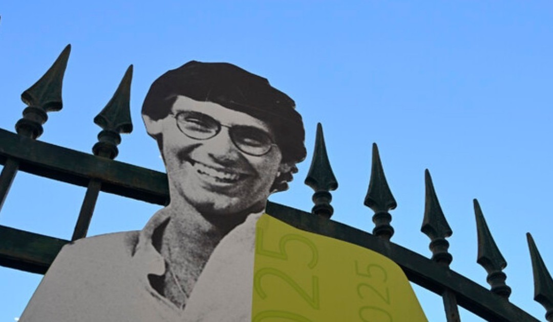 Napoli, il volto di Giancarlo Siani sulle Rampe dove fu ucciso: la memoria diventa arte