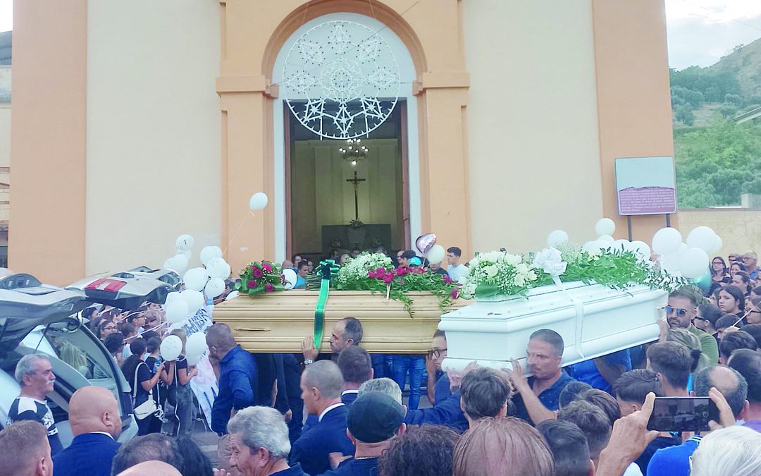 Incidente sulla Jonio-Tirreno: l’ultimo saluto ai funerali a Vincenzo e alle figlie