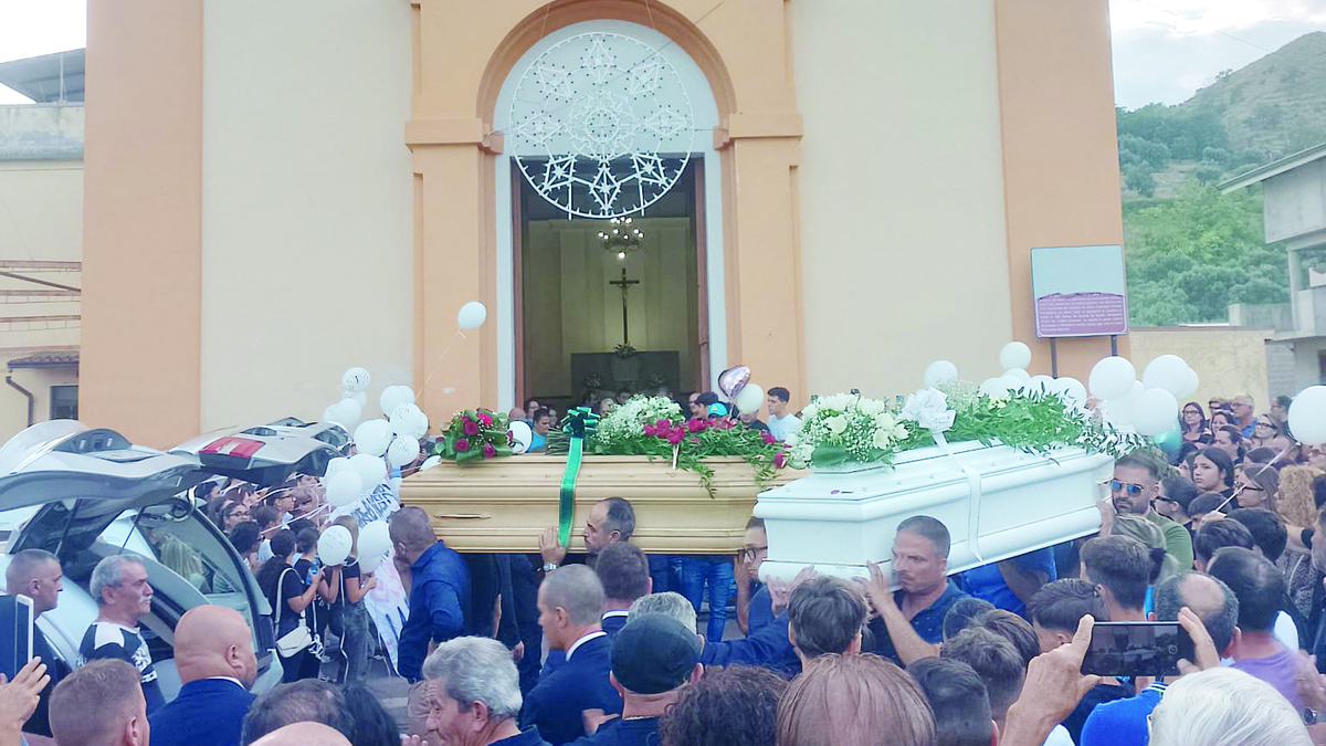 https://www.quotidianodelsud.it/wp-content/uploads/2026/09/gioiosa-funerali-famiglia-loccisano-padre-e-figlie.jpg