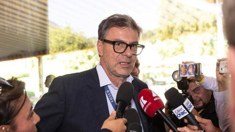 Giorgetti: “Ipotesi flat tax per gli stipendi dei giovani. Pensione a 64 anni? Bisogna garantire equilibrio conti”