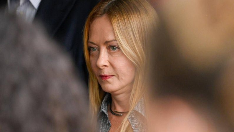 Poliziotti feriti a Roma, Meloni: “Aggressore subito libero, inaccettabile”