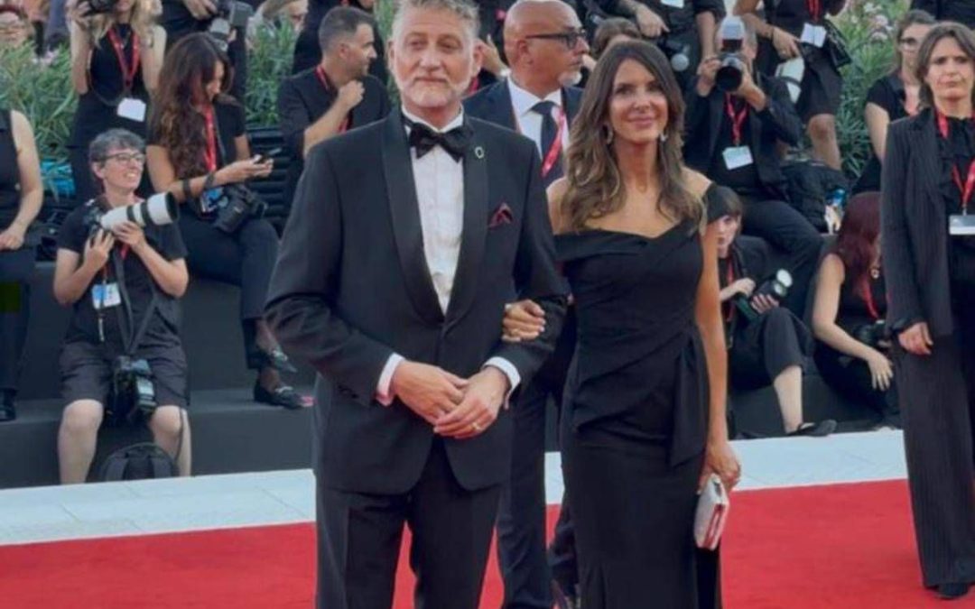 Mostra di Venezia, Giuli sul red carpet con pochette rossa e spilletta verde per la Palestina