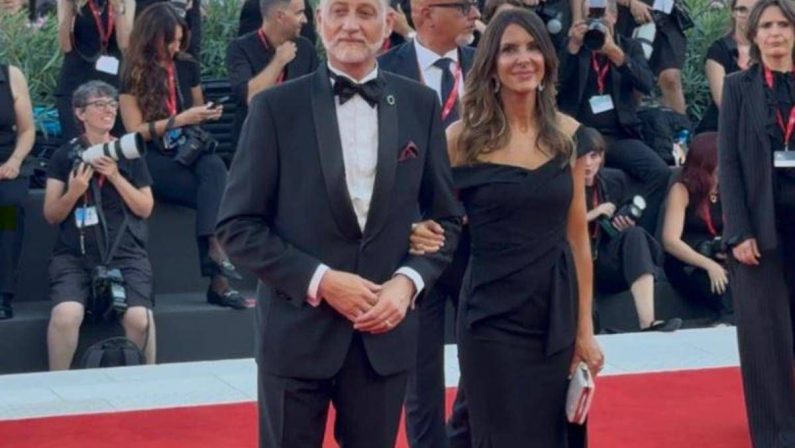 Mostra di Venezia, Giuli sul red carpet con pochette rossa e spilletta verde per la Palestina