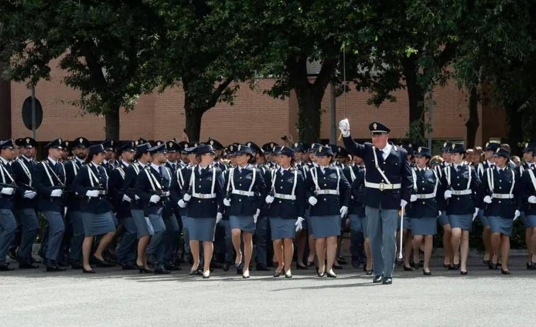 Tatuaggi vietati e gonna obbligatoria nelle cerimonie per poliziotte, Silp Cgil: “E’ discriminatorio”