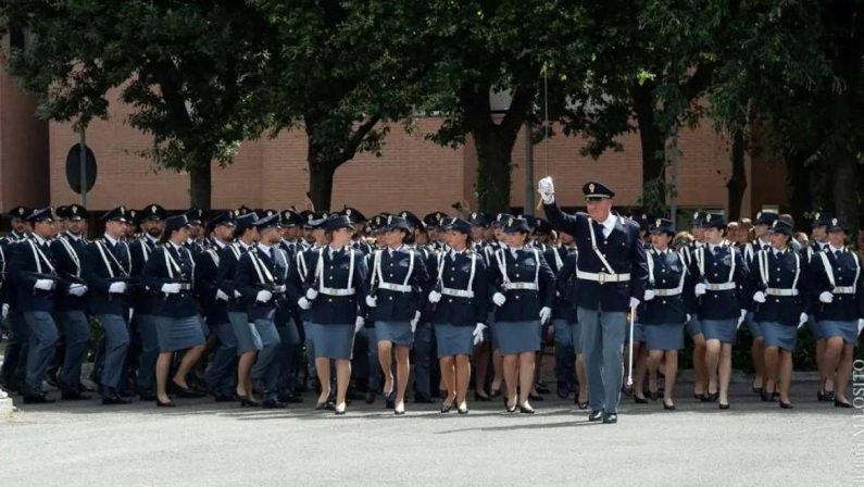 Tatuaggi vietati e gonna obbligatoria nelle cerimonie per poliziotte, Silp Cgil: “E’ discriminatorio”