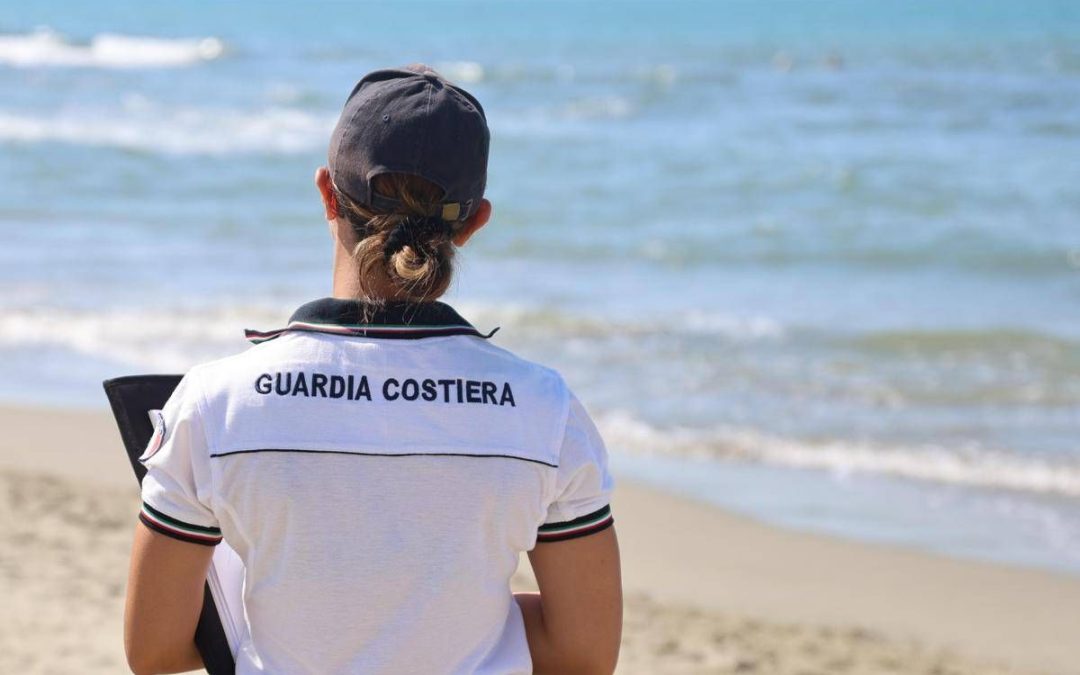 La Spezia, donna resta bloccata per ore su uno scoglio in mare: “L’abbiamo salvata, era in ipotermia”
