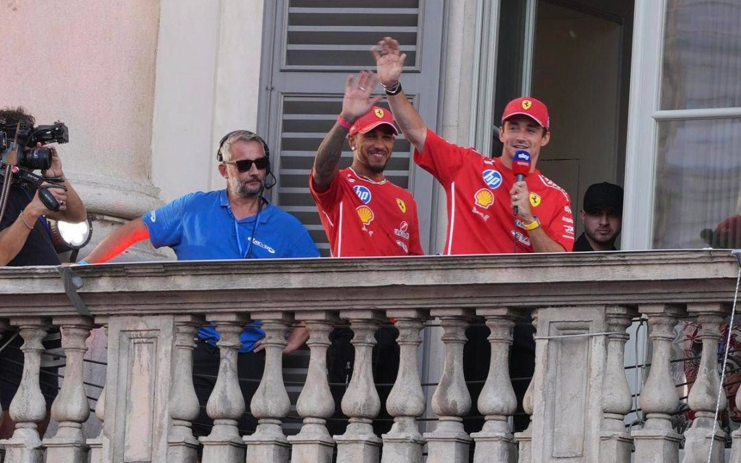 Gp Monza, Hamilton non firma il cappellino (Mercedes) al tifoso