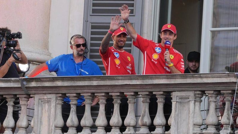 Gp Monza, Hamilton non firma il cappellino (Mercedes) al tifoso