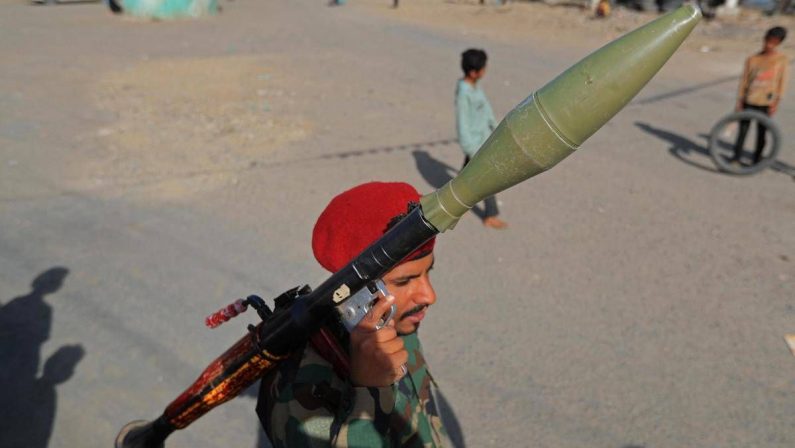 Yemen, gli Houthi conquistano Mayyun e attaccano base in Arabia Saudita: alta tensione nel Mar Rosso