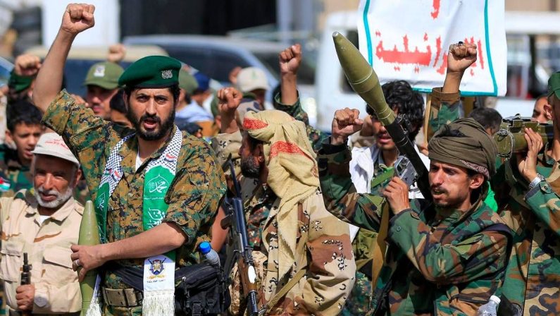 Yemen, ribelli Houthi avanzano sul Mar Rosso: cadono Dhubab e l’isola di Perim