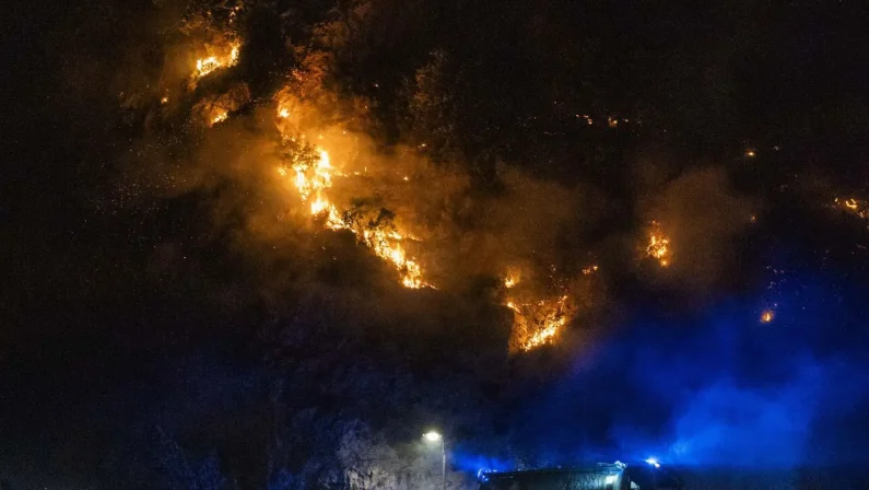Incendi lungo la Costiera Amalfitana, Vigili del fuoco in azione / Video