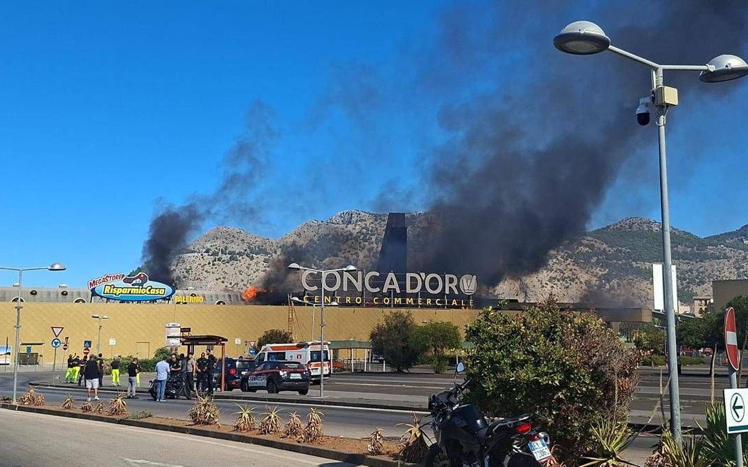 Incendio al centro commerciale Conda d’oro di Palermo: scattata l’evacuazione dell’edificio