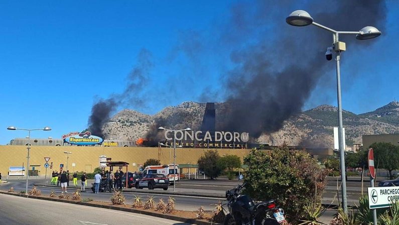 Incendio al centro commerciale Conda d’oro di Palermo: scattata l’evacuazione dell’edificio