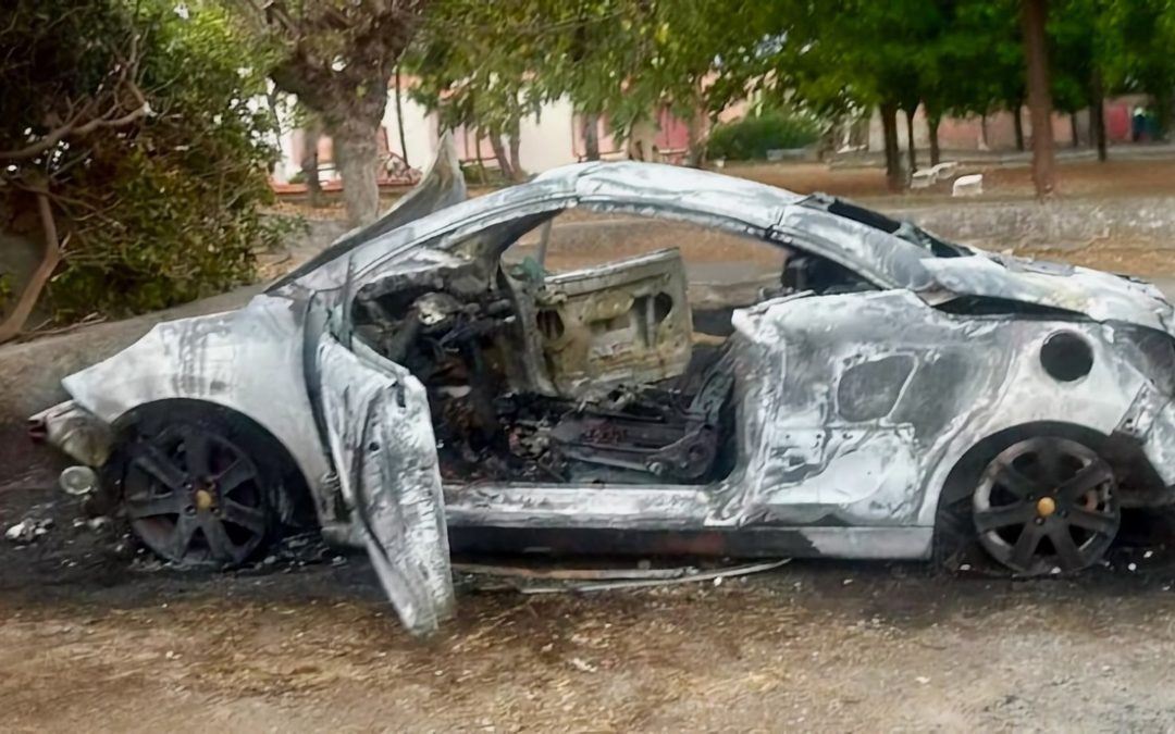 L'ultimo incendio dell'auto a Baia del Carpino a Scalea