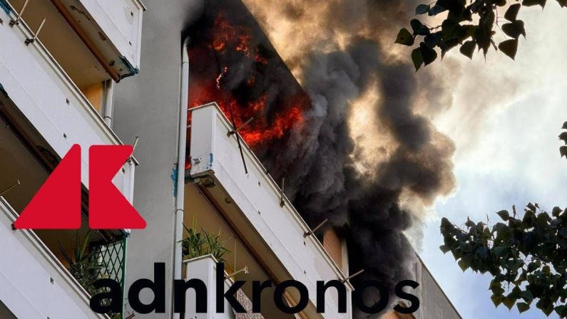 Roma, violento incendio in un palazzo: salvate tre persone, non si trova inquilino