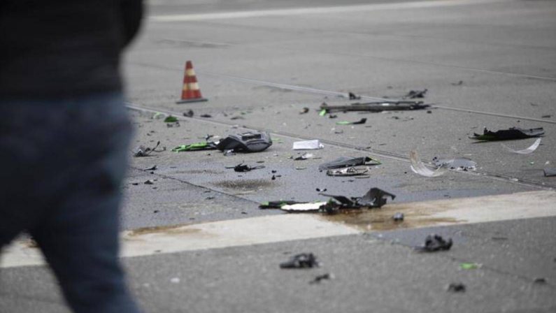 Bergamo, moto contro un camion: morto un bambino, grave il padre