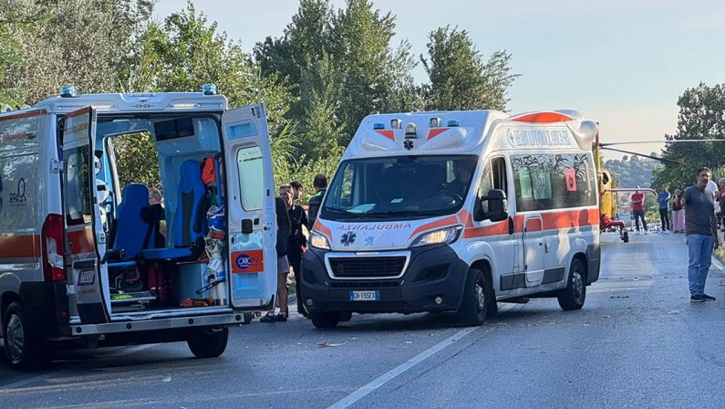 Tragedia a Bovalino, scontro frontale tra due auto: morta una donna