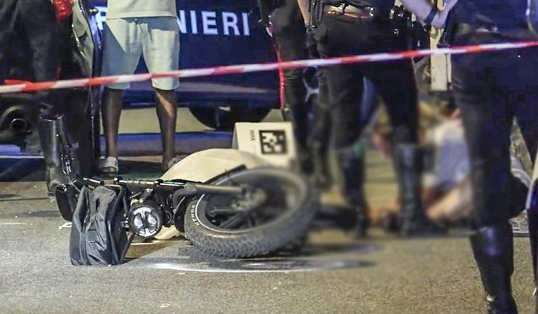 Incidente tra moto e bici elettrica via Vespucci a Napoli: un morto