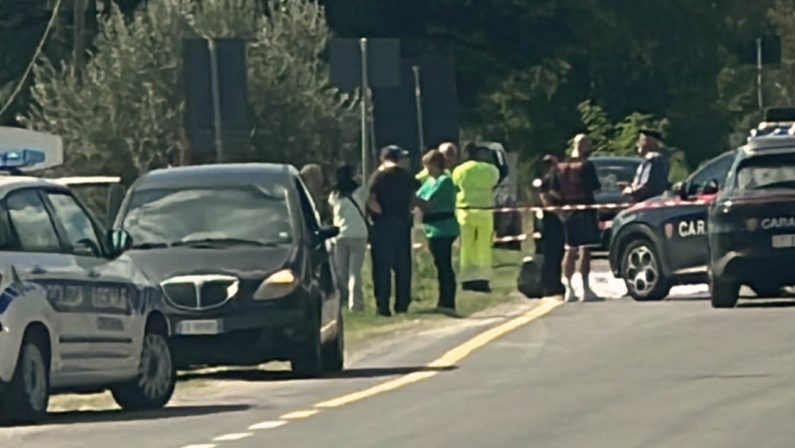 Tragedia a Cropani, morto un ciclista travolto da un’auto sulla Statale 106 jonica
