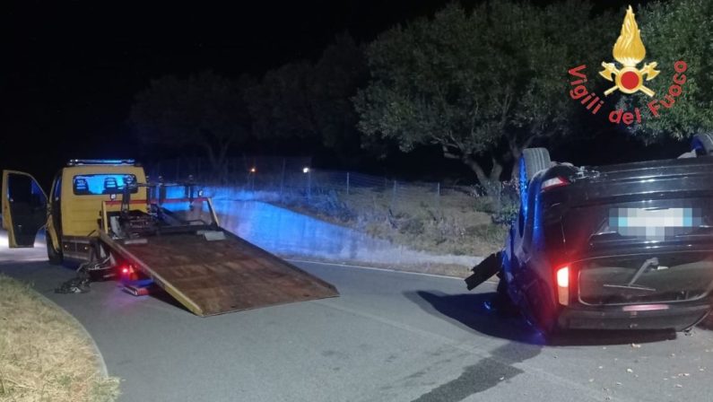 Incidente a Stalettì: auto si ribalta sulla SP 122, ferito il conducente