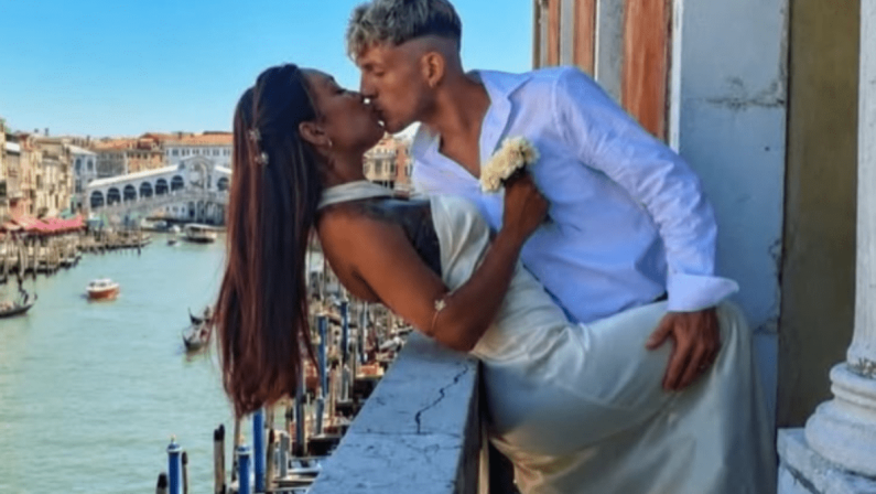 Incidente in barca nel canale di Tessera a Venezia, 25enne è grave: si cerca la moglie caduta in acqua