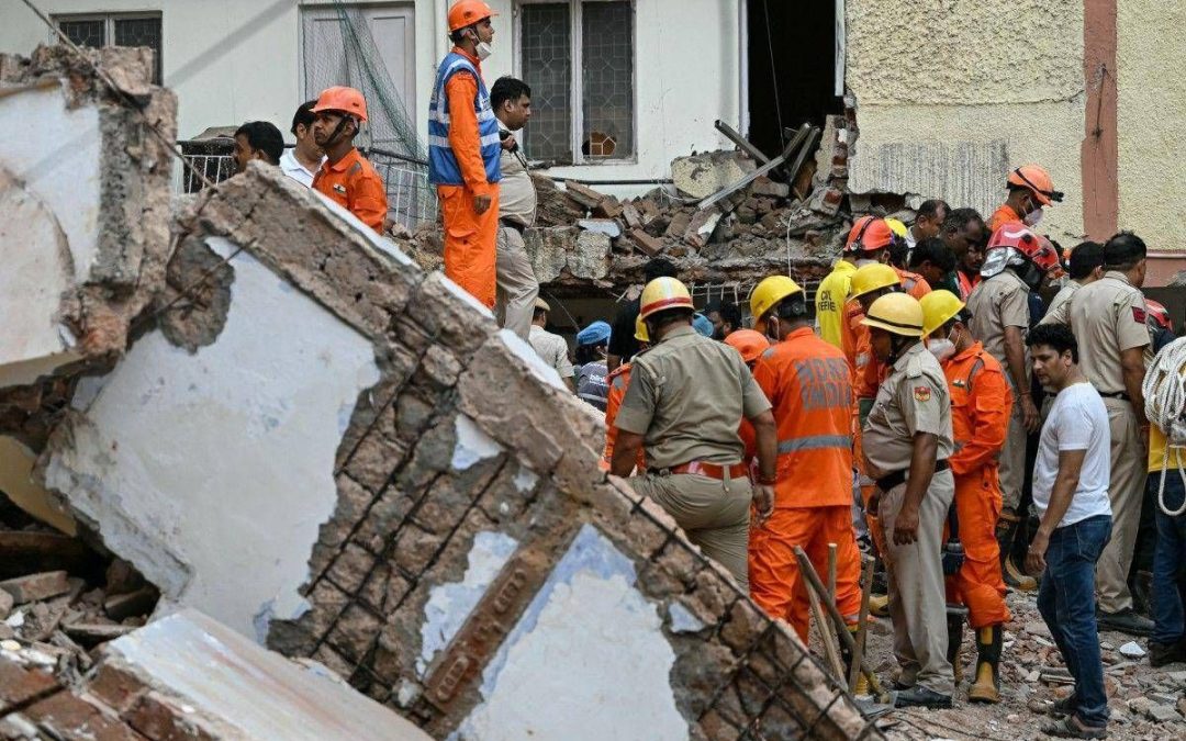 India, 6 morti in crollo edificio a Nuova Delhi: si continua a scavare tra le macerie
