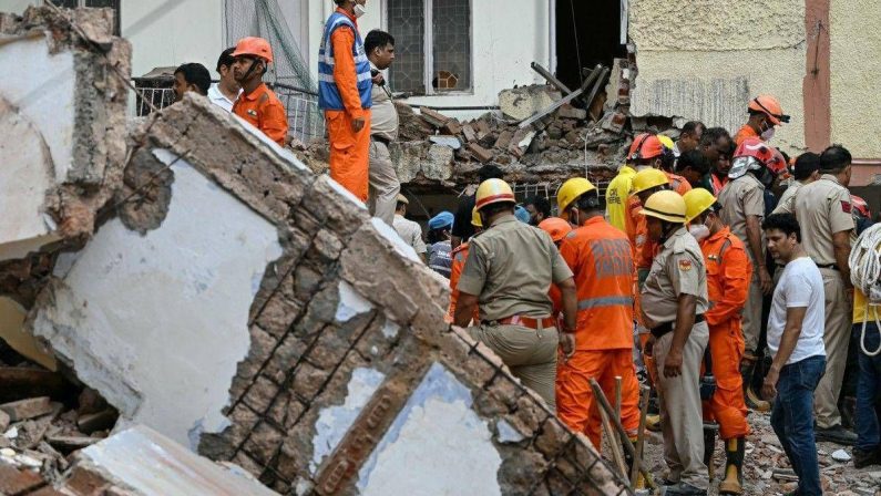 India, 6 morti in crollo edificio a Nuova Delhi: si continua a scavare tra le macerie