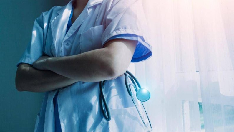 Infermiera va in pensione a 62 anni, ma non le basta: “Guadagno troppo poco”