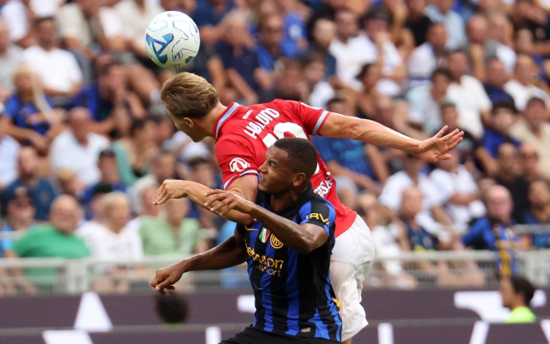 Sfida aerea tra Hojlund e Akanji