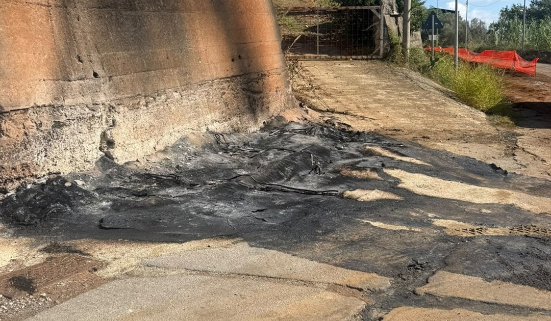 Il luogo dell'incendio dei tubi