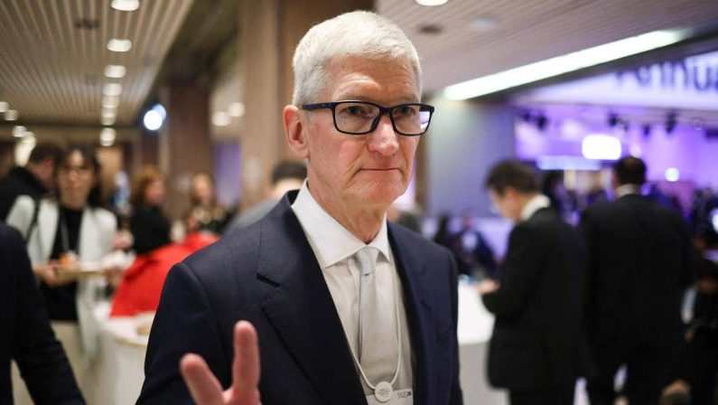 Tim Cook ‘saluta’ Apple dopo 15 anni, John Ternus è il nuovo amministratore delegato