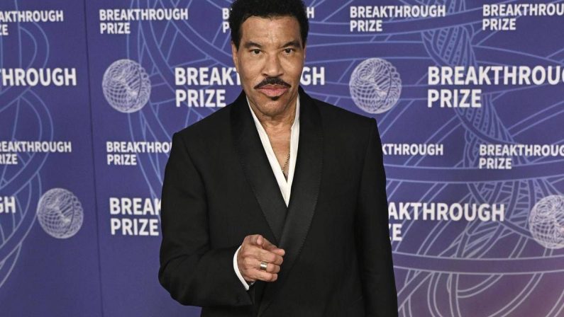 Lionel Richie ricoverato in terapia intensiva dopo il concerto (interrotto) di sabato sera