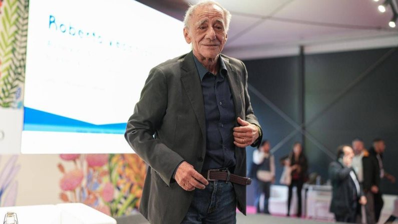 Roberto Vecchioni, concerto annullato a Salerno per “motivi di salute”