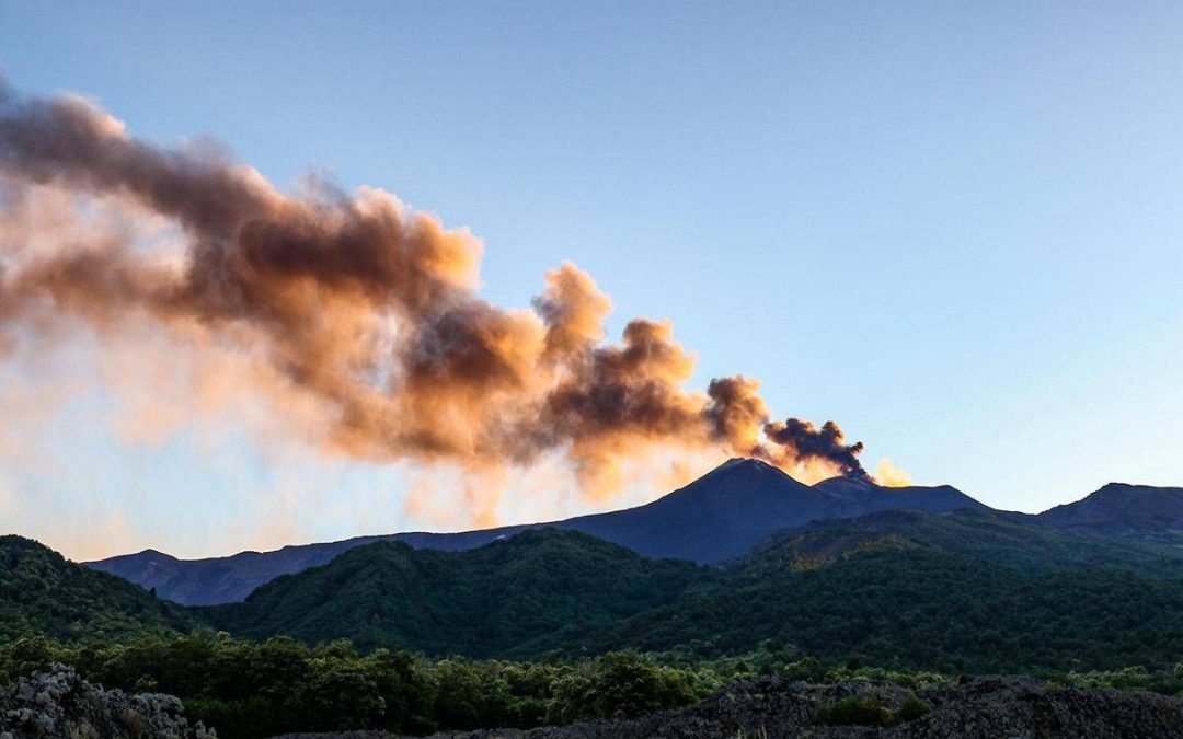 Eruzione Etna, voli sospesi fino alle 14.30 all’aeroporto di Catania