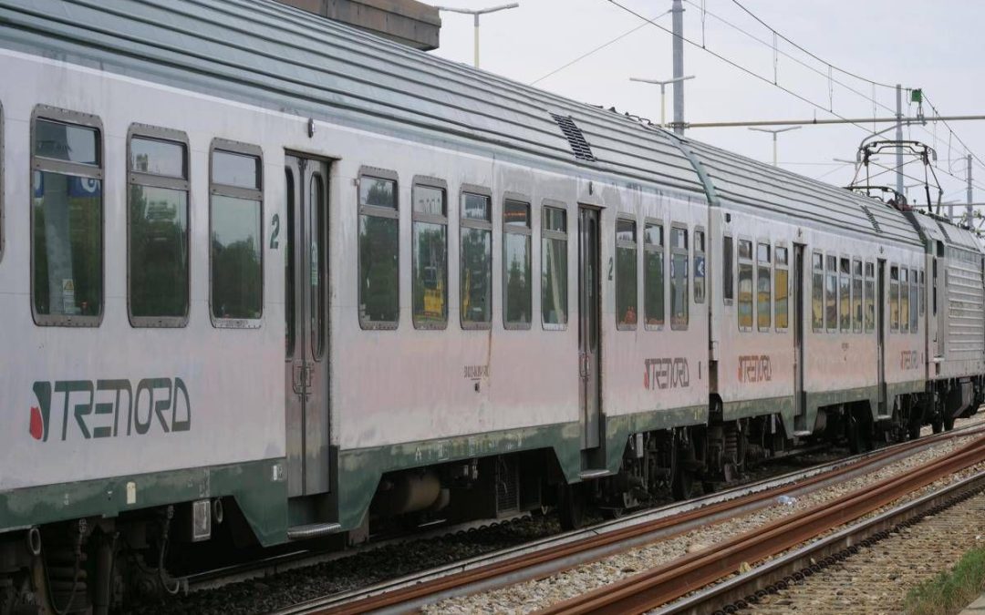 Treni cancellati e ritardi fino a 30 minuti, caos sui binari tra Como e Milano