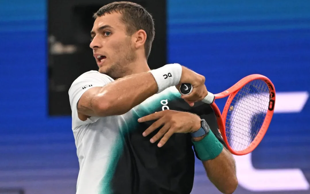 Cobolli rimonta Schoolkate ed è al terzo turno degli Us Open, maratona notturna per Zverev