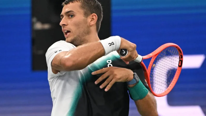 Cobolli rimonta Schoolkate ed è al terzo turno degli Us Open, maratona notturna per Zverev