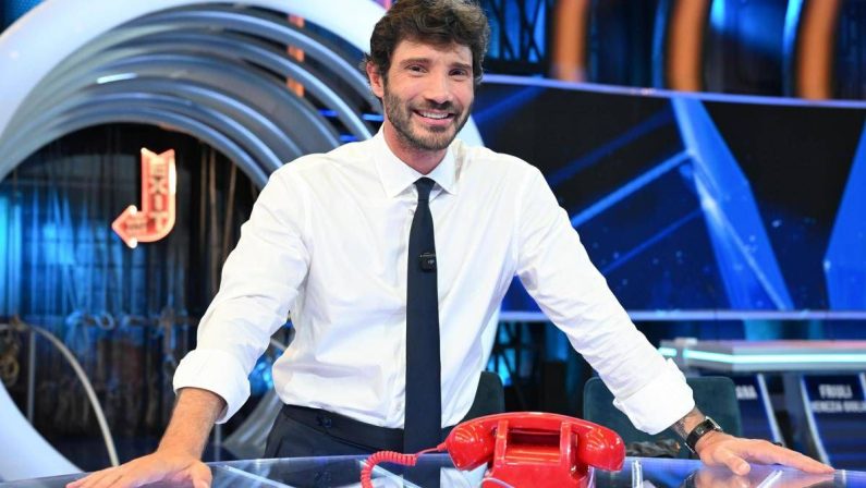 De Martino torna con Affari Tuoi, le novità: dallo studio ‘versatile’ a Tommasino
